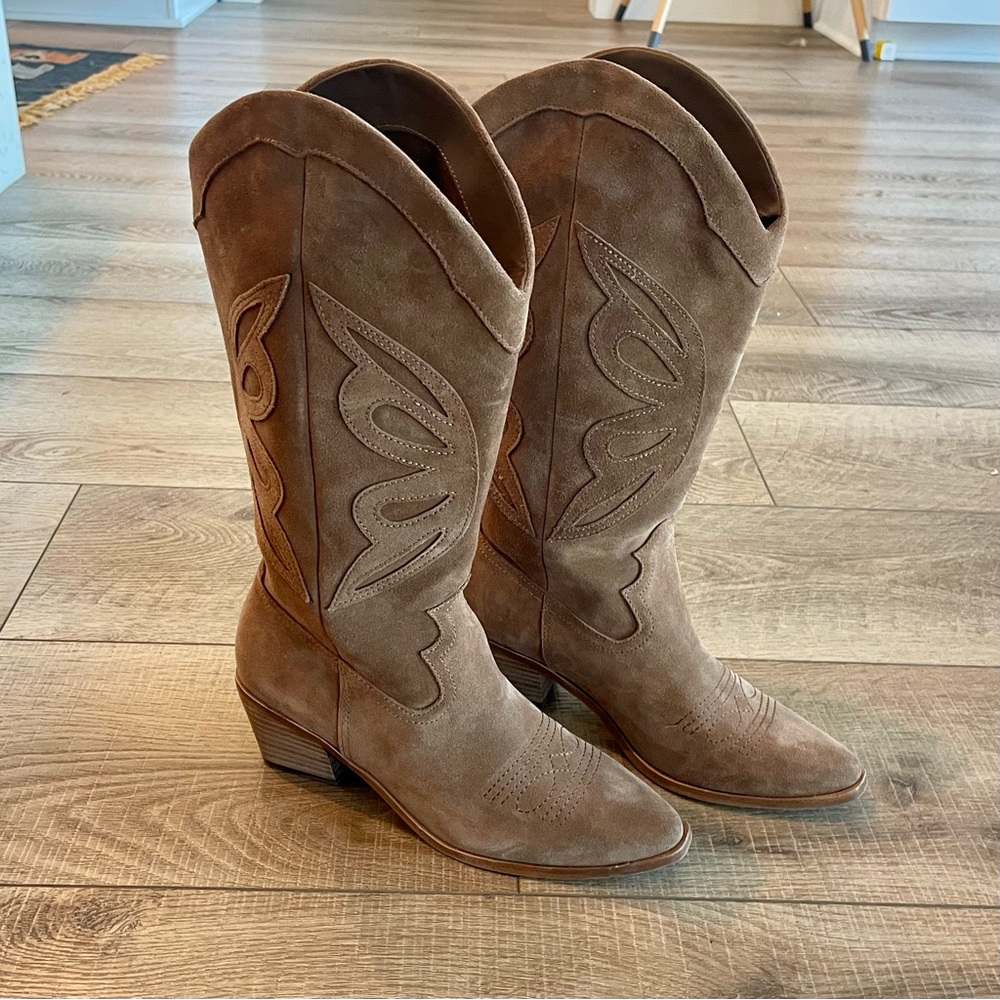 New in Box Chelsea & Violet Suede Western Boot